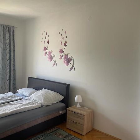 Kristina Apartments Тиват Екстер'єр фото