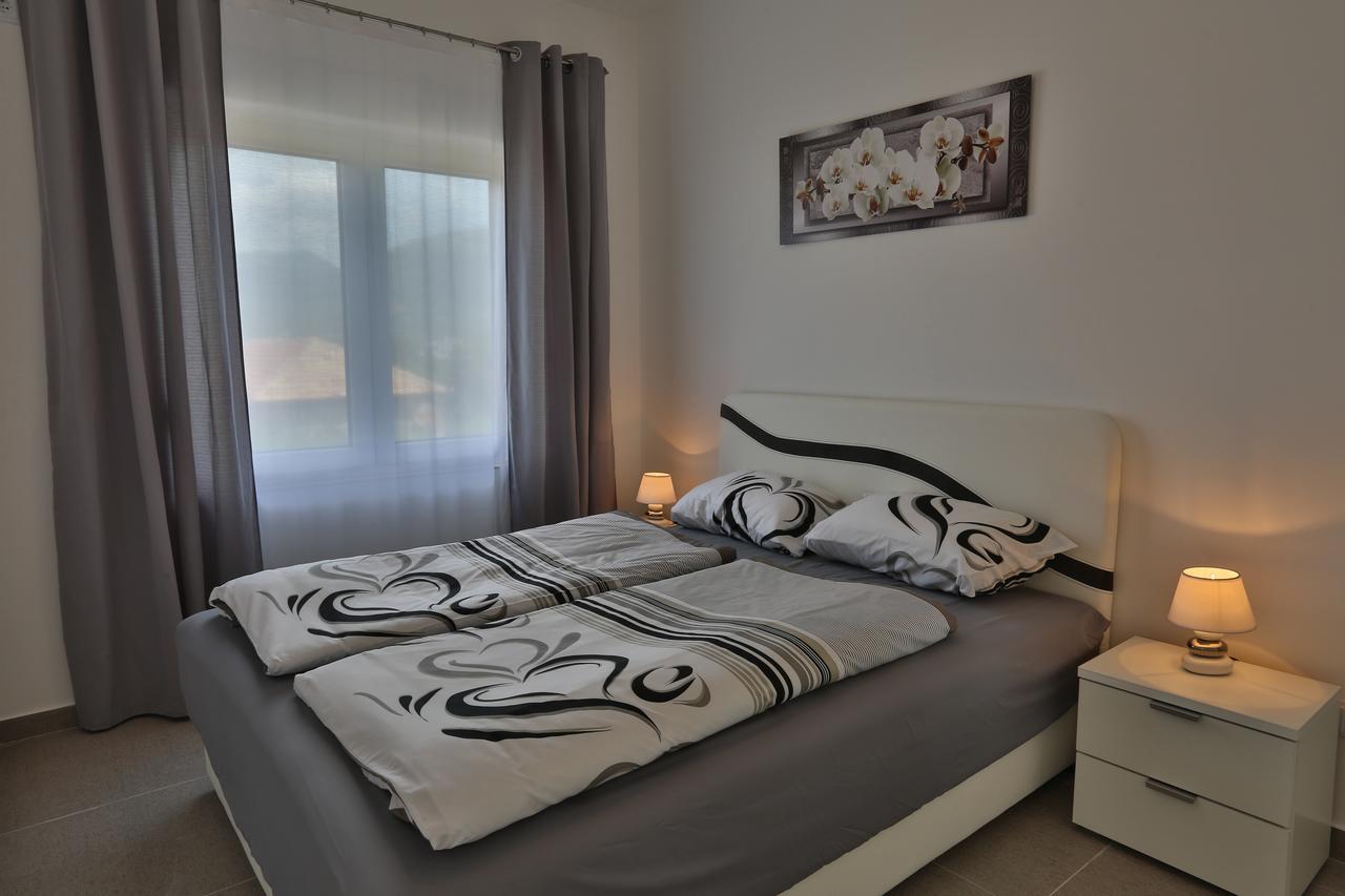 Kristina Apartments Тиват Екстер'єр фото