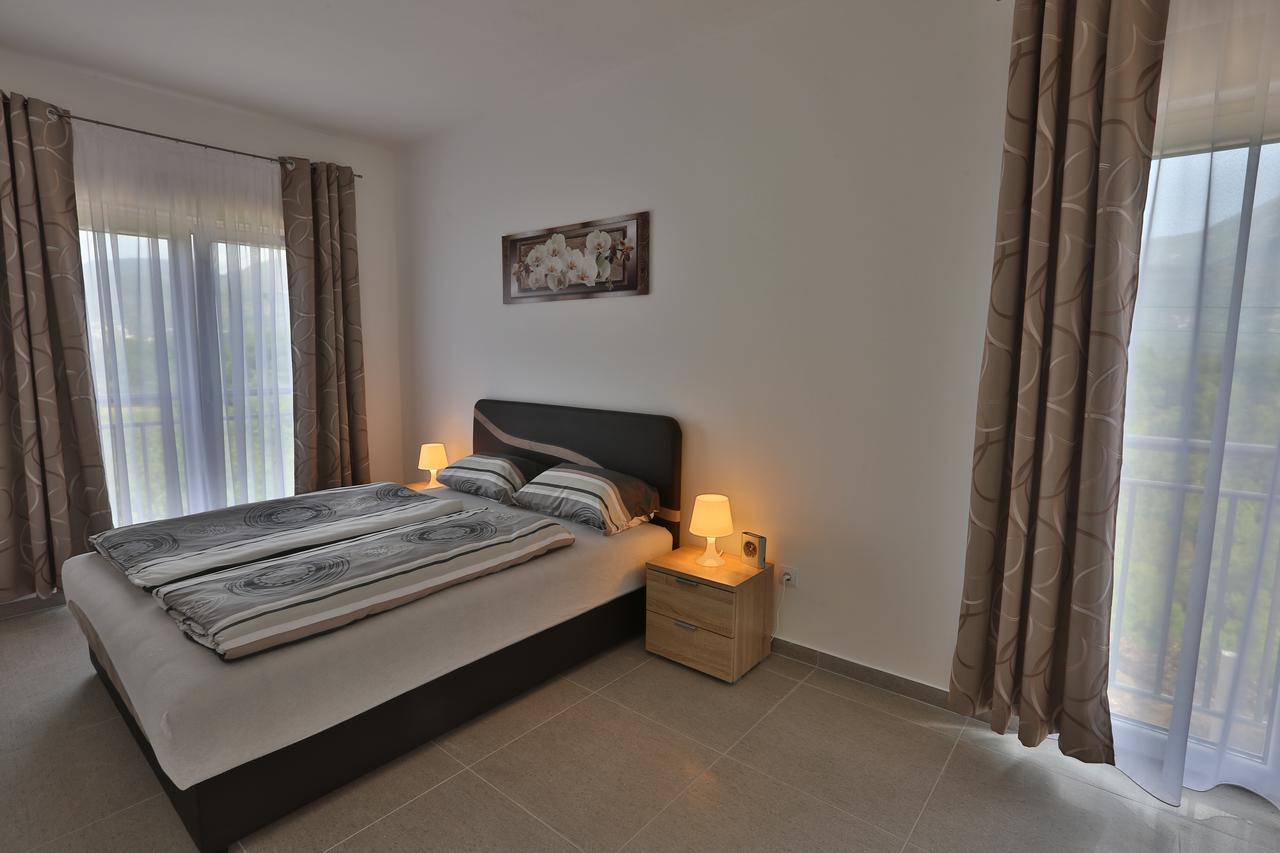 Kristina Apartments Тиват Екстер'єр фото