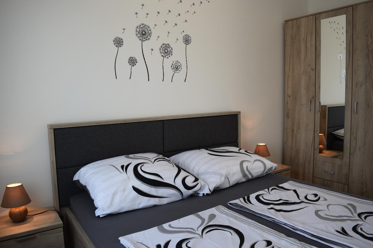 Kristina Apartments Тиват Екстер'єр фото